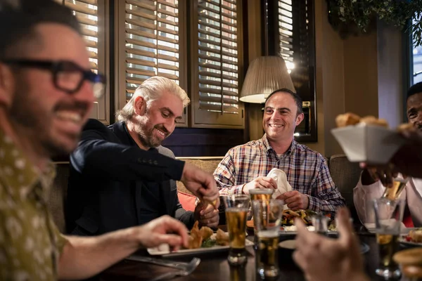 Pequeno Grupo Homens Adultos Médios Desfrutando Alguma Comida Restaurante — Fotografia de Stock