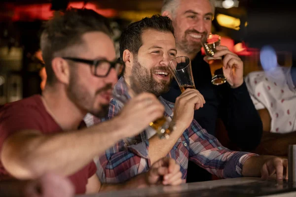 Tre Amici Maschi Adulti Che Godono Una Birra Insieme Bar — Foto Stock