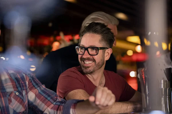 Mid Adultos Amigos Sexo Masculino Desfrutando Uma Cerveja Juntos Bar — Fotografia de Stock