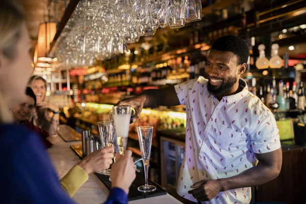 Barkeeper Füllt Ein Reifes Damenglas Mit Prosecco Sie Sitzt Mit — Stockfoto