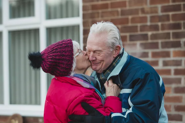 Den Äldre Kvinnan Kysser Sin Man Utanför Sitt Hem Vintern — Stockfoto