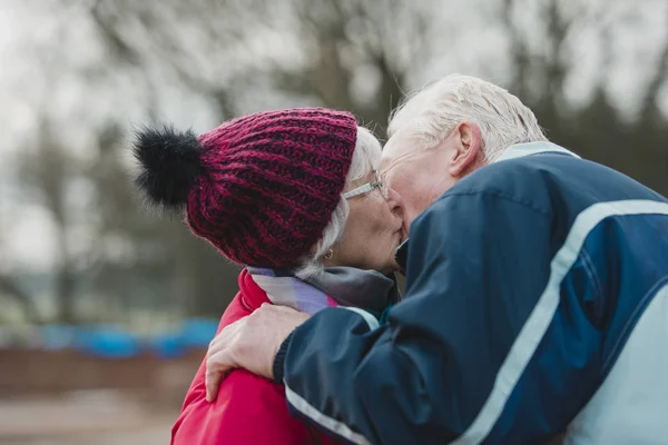 Hombre Mayor Está Besando Esposa Fuera Casa Invierno — Foto de Stock