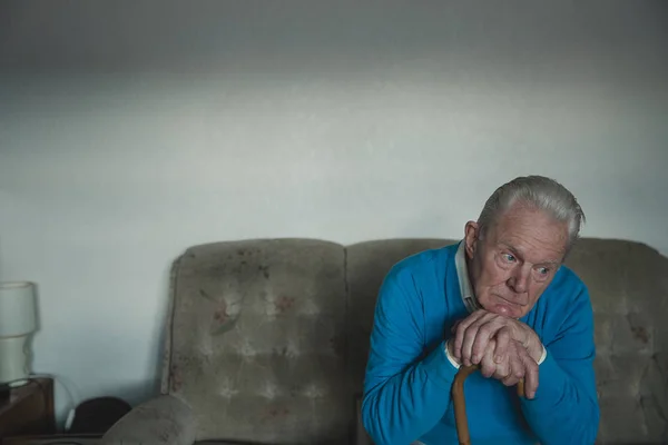 Ritratto Uomo Anziano Triste Mentre Appoggia Suo Bastone Passeggio — Foto Stock