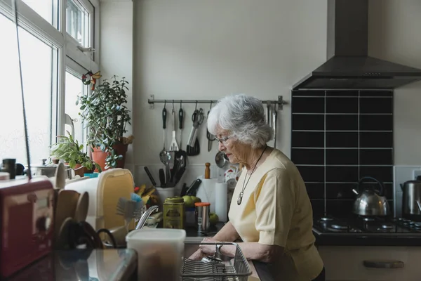 Femme Âgée Lave Vaisselle Dans Cuisine Maison — Photo