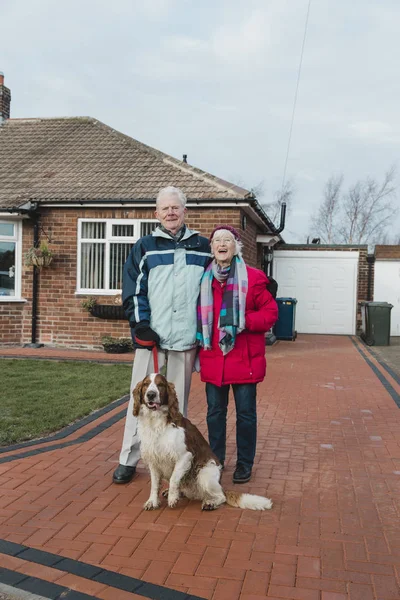 Retrato Casal Sênior Seu Cão Estimação Quintal Frente Sua Casa — Fotografia de Stock