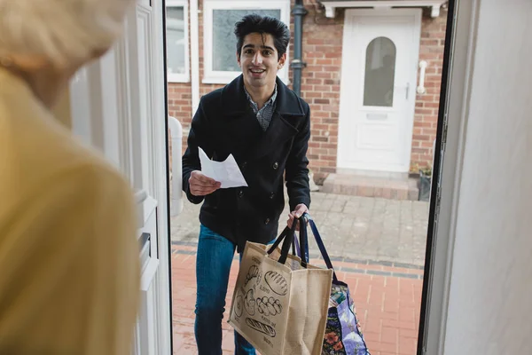 Adolescente Está Entregando Una Bolsa Compras Una Anciana Casa — Foto de Stock