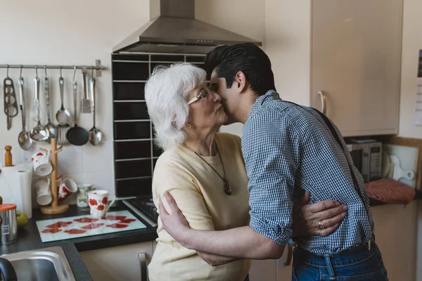 Adolescente Está Sonriendo Para Cámara Mientras Abuela Besa Mejilla — Foto de Stock