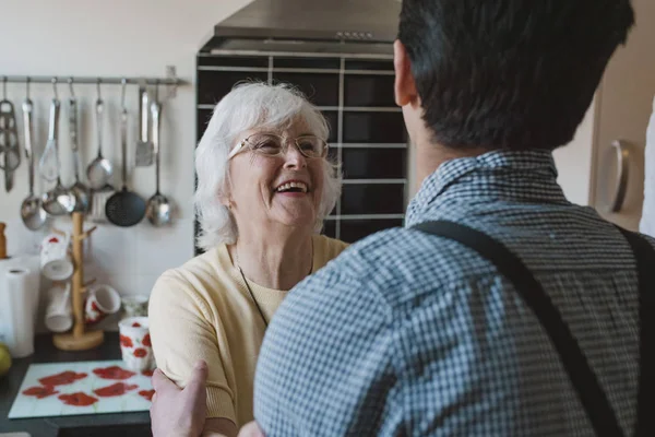 Adolescente Está Abrazando Abuela Cocina Casa —  Fotos de Stock