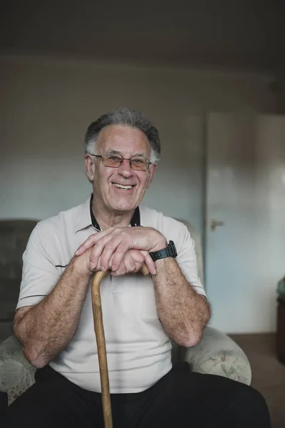 Portret Van Een Vrolijke Oudere Man Met Zijn Wandelstok Woonkamer — Stockfoto