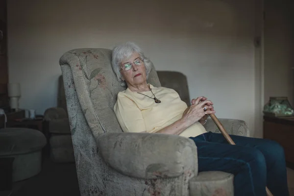 Senior Mulher Está Dormindo Uma Poltrona Sala Estar Sua Casa — Fotografia de Stock