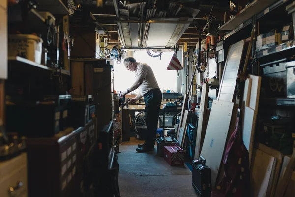 Senior Arbeitet Seinem Schuppen Einem Holzbau Projekt Steckt Etwas Ein — Stockfoto