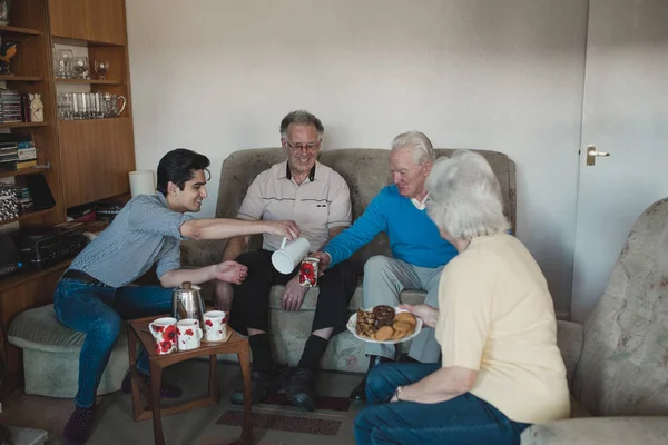 Adolescente Está Ayudando Adultos Mayores Tener Una Fiesta Hogar Ancianos — Foto de Stock