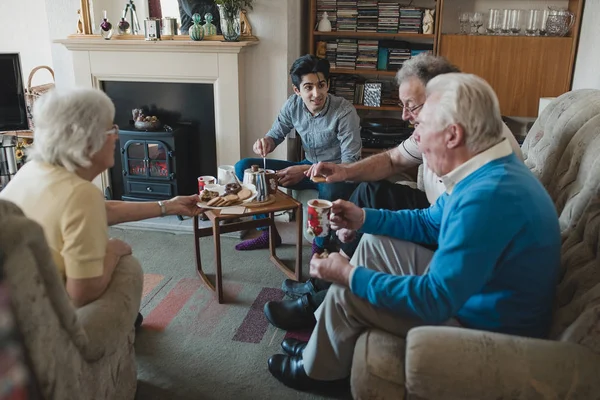 Teenager Hilft Senioren Bei Einer Teeparty Pflegeheim — Stockfoto