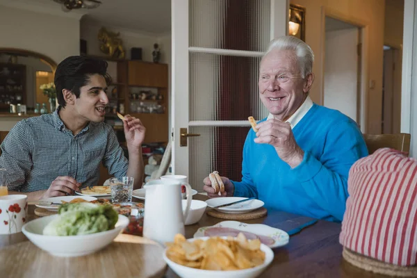 Der Senior Isst Hause Mit Seinem Enkel Mittag Sie Essen — Stockfoto