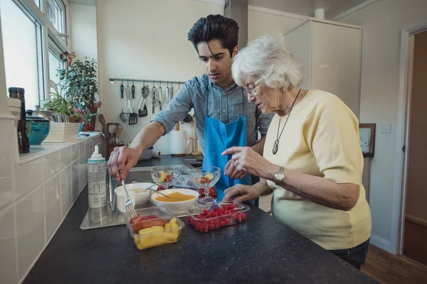Adolescente Haciendo Compota Frutas Con Abuela Cocina Casa — Foto de Stock