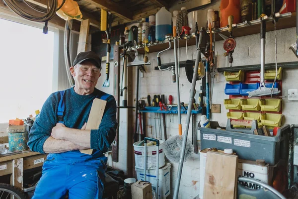 Portret Starszego Mężczyzny Pracowni Drewna — Zdjęcie stockowe