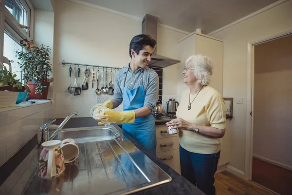 Teenager Spricht Mit Seiner Großmutter Während Das Geschirr Ihrer Küche — Stockfoto