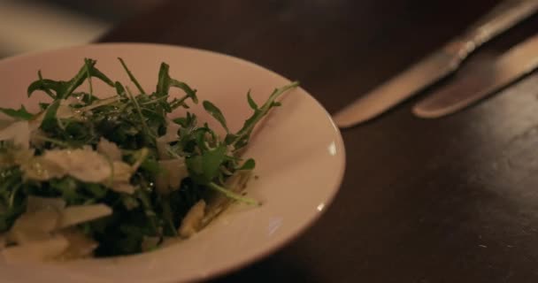 Panorámica Una Ensalada Parmesano Cohete Que Presentado Tazón Sobre Una — Vídeos de Stock