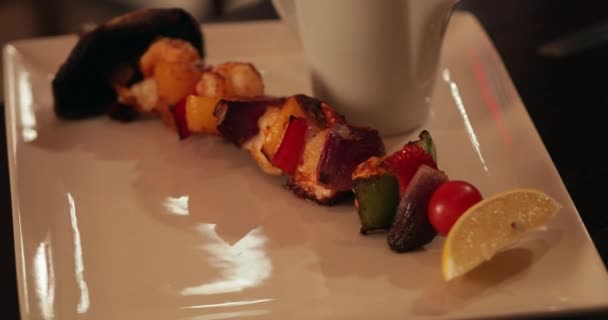 在一家餐馆的木桌上 在盘子里放了一个素食的飞碟 — 图库视频影像