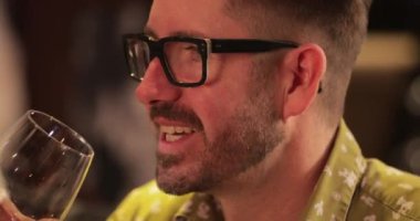 Close-Up rose şarap tadını bir olgun adam.