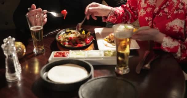 Panning Shot Van Een Ouder Paar Een Datum Een Restaurant — Stockvideo