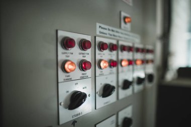 Bir güç kutusu gösterge düğmeleri