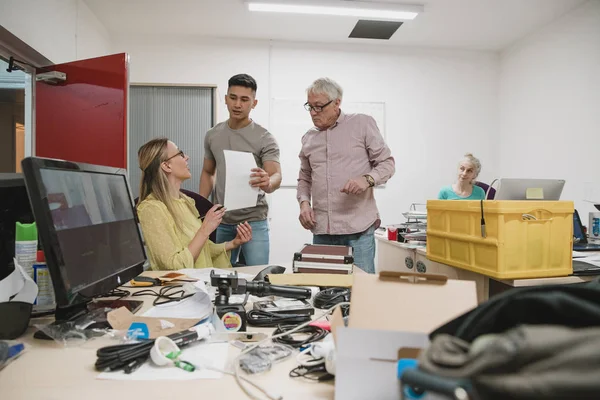 Mitarbeiter in einem neuen Büro — Stockfoto