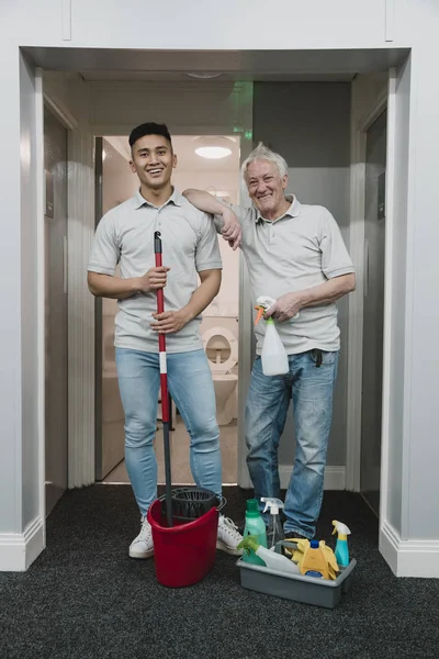 İş yerinde iki temizleyiciler — Stok fotoğraf