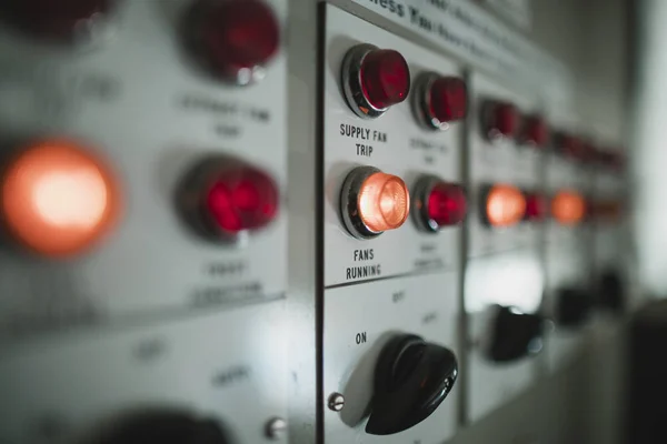 Botões indicadores em uma caixa de energia — Fotografia de Stock
