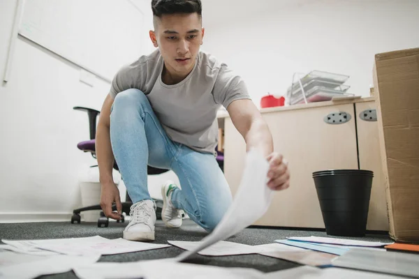 Estagiário trabalhando em um escritório criativo — Fotografia de Stock