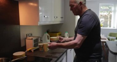 Komuta sizde anında yulaf lapası evinin mutfağında yapıyor. 