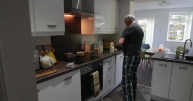 Komuta sizde anında yulaf lapası evinin mutfağında yapıyor. 