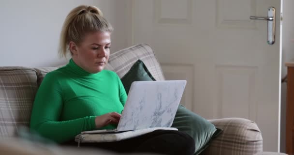 Millennial Kadın Evdeki Kanepede Oturuyor Bilgisayarını Üniversiteye Çalışmak Için Kullanıyor — Stok video