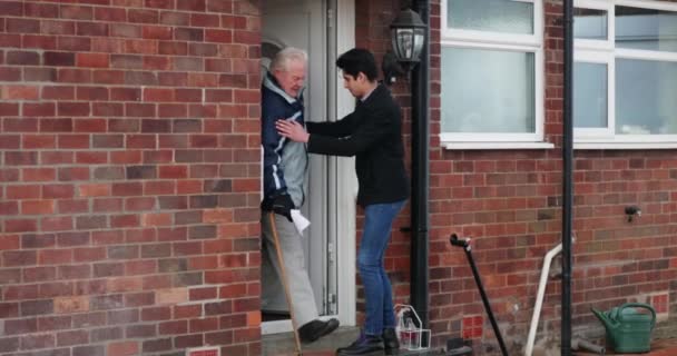 Adolescente Está Ayudando Abuelo Salir Puerta Bajar Las Escaleras Casa — Vídeos de Stock