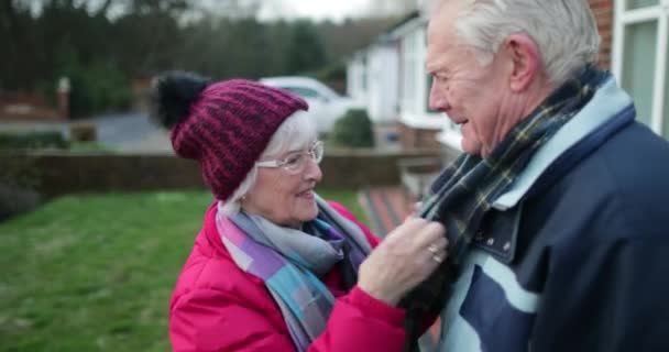 Seniorin Küsst Ihren Mann Winter Außerhalb Der Wohnung — Stockvideo