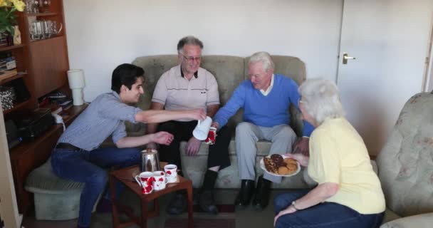 Adolescent Garçon Aide Les Adultes Âgés Ayant Goûter Dans Une — Video