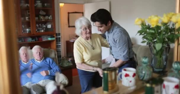 Starší Žena Tančí Obývacím Pokoji Vnukem Dospívající — Stock video