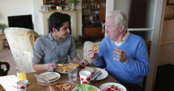 Senior Man Äter Lunch Hemma Med Sitt Barnbarn Äter Smörgåsar — Stockvideo