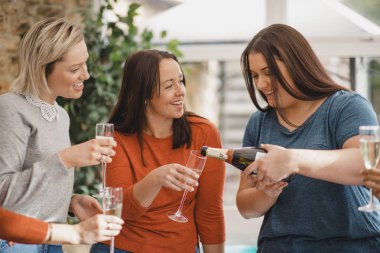 Şampanya sahip arkadaşlar