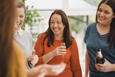 Şampanya ile kutluyoruz