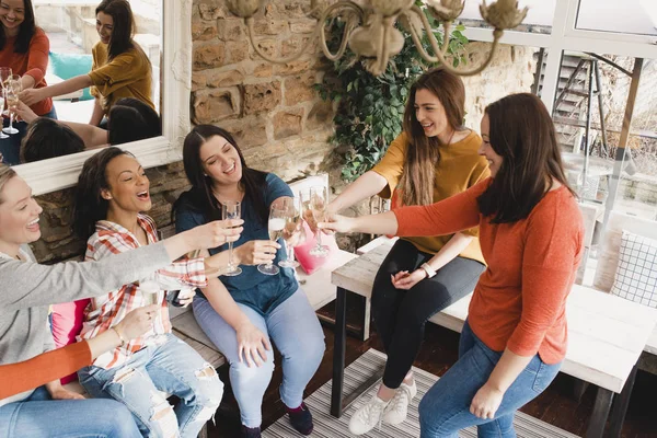 Mujeres celebrando juntas — Foto de Stock