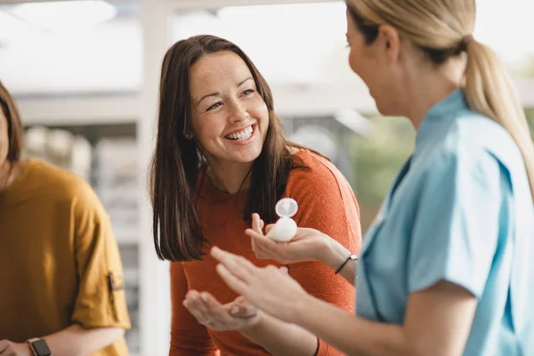 Schönheitsprodukte ausprobieren — Stockfoto