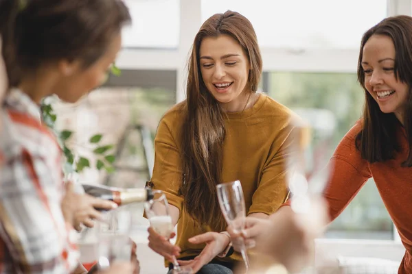 Celebrando con Chamapagne — Foto de Stock