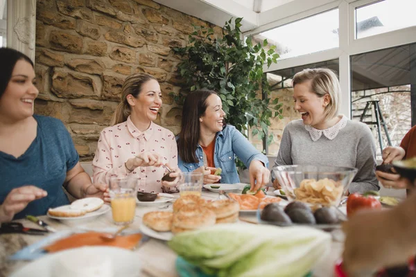 Amigos haciendo el almuerzo —  Fotos de Stock