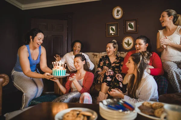 Fira hennes födelsedag med vänner — Stockfoto