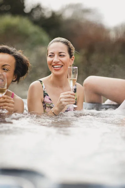 Disfrutando de relajarse en la bañera de hidromasaje —  Fotos de Stock