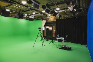 Sahnelerin Arkasında