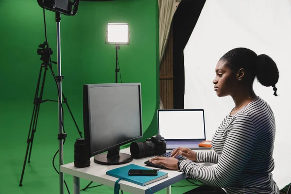 Focused on Her Job — Stock Photo, Image