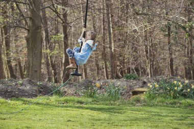 Maymun Salıncakta Küçük Kız