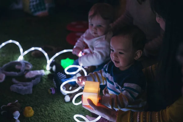 Light Play no Grupo de Bebês — Fotografia de Stock